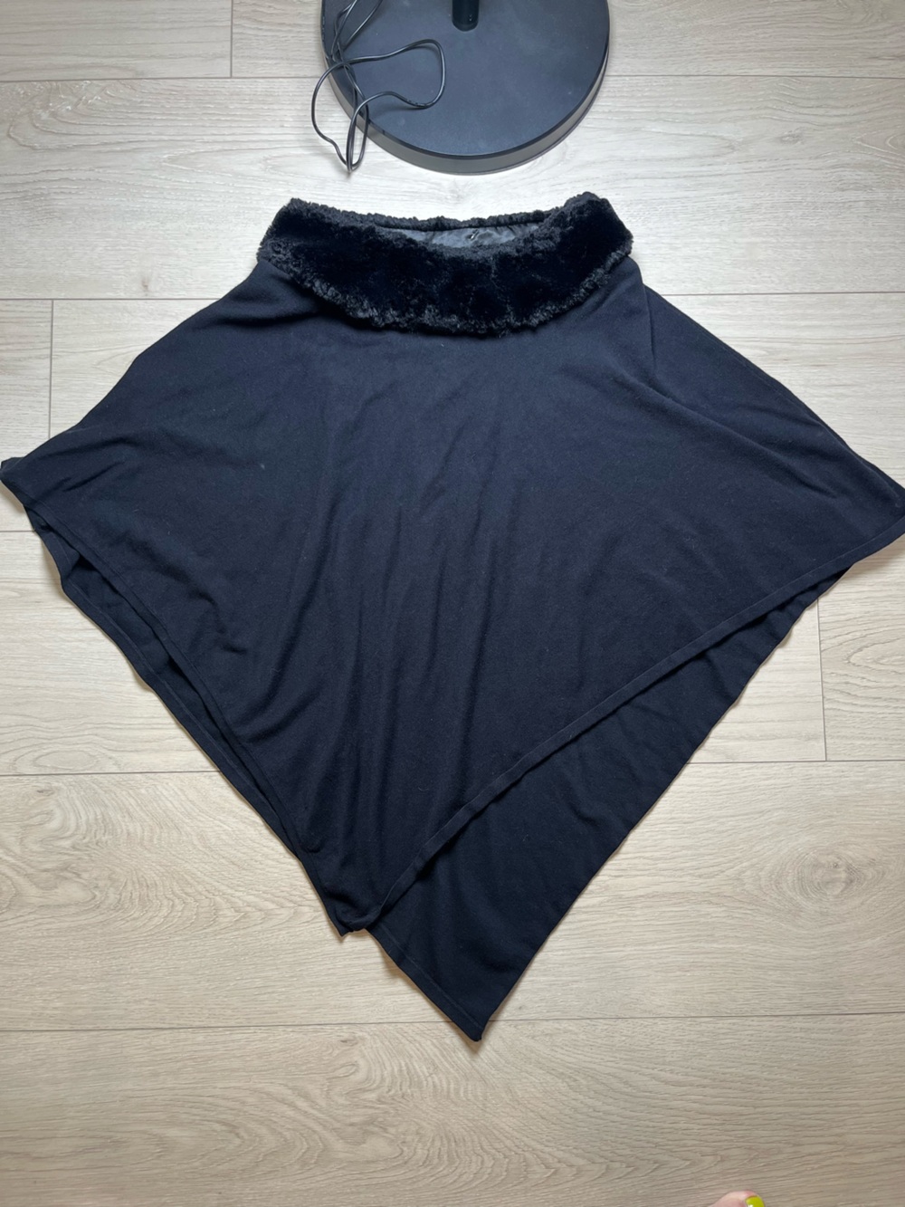 Alfani Black Faux Fur Trim Poncho women’s l/XL